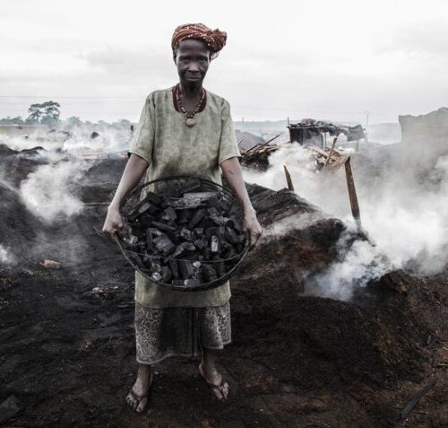 Costa d’Avorio, il fotoreportage sulle ‘donne del carbone’