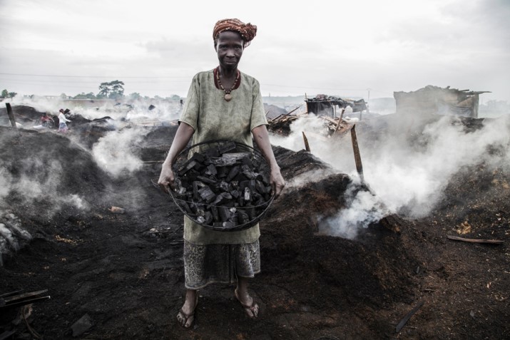 Costa d’Avorio, il fotoreportage sulle ‘donne del carbone’