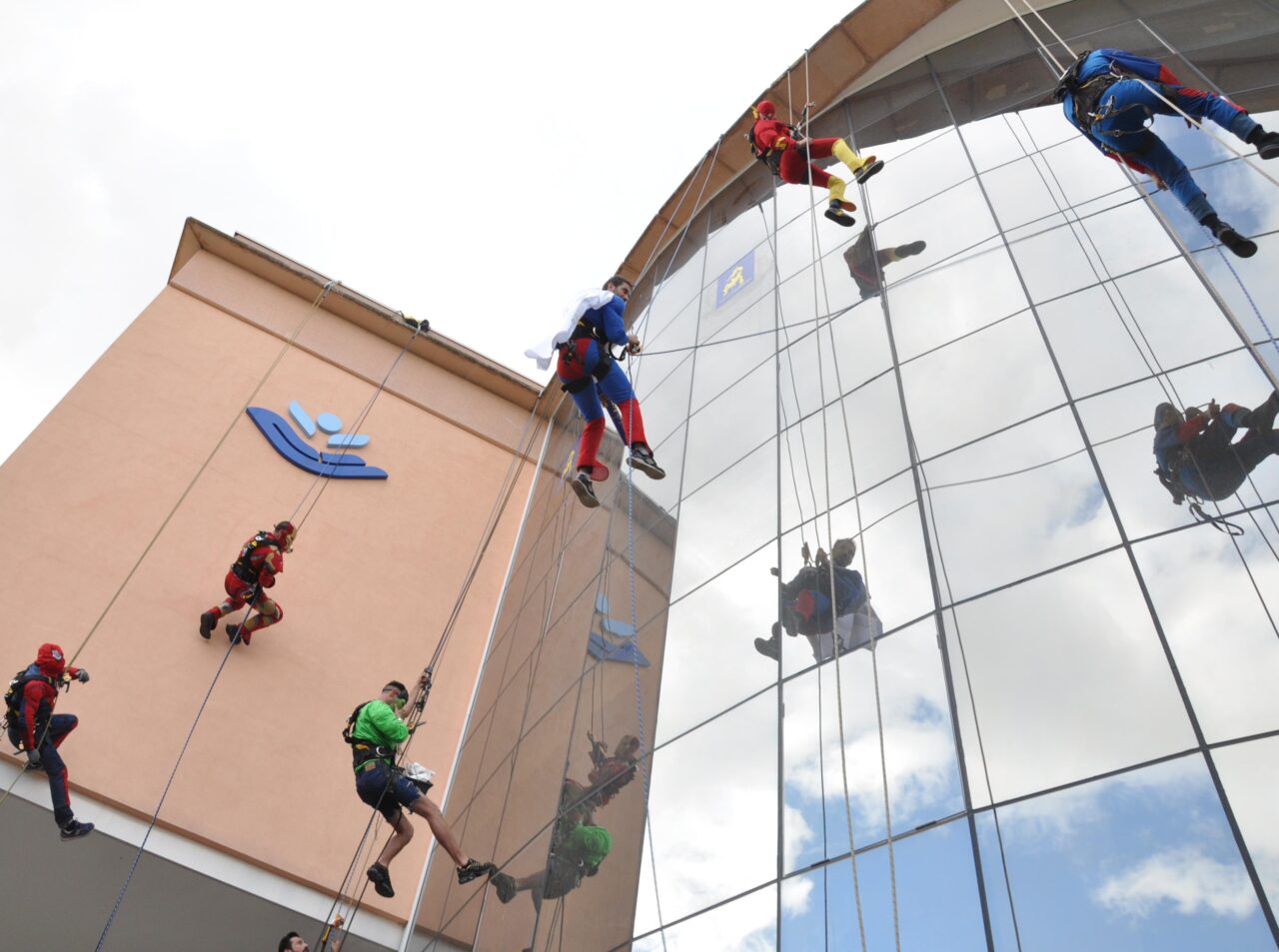 Roma, al Bambino Gesù supereroi acrobatici arrivano dal cielo