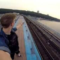 Giovani, selfie su binari con treno in arrivo: e' 'sballo' della morte