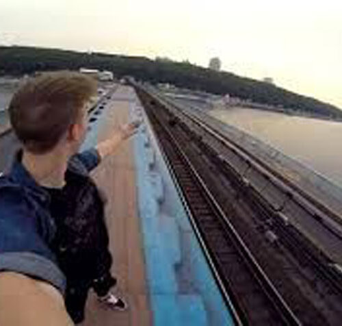 Giovani, selfie su binari con treno in arrivo: e’ ‘sballo’ della morte