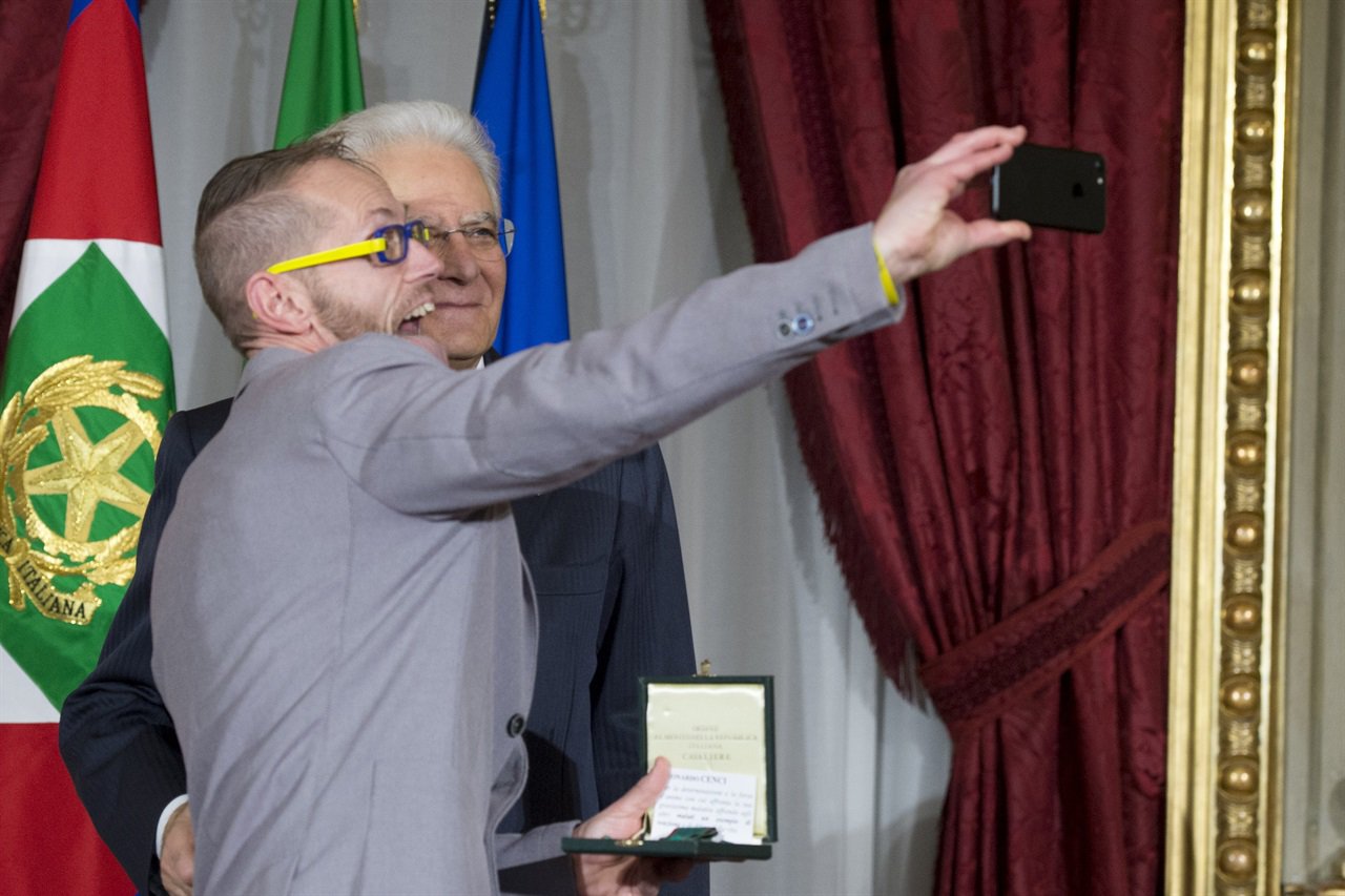 Il selfie di Leonardo che sorprende Mattarella