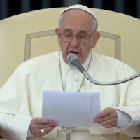 Fine vita, storica apertura di Papa Francesco: “Moralmente lecito sospendere le cure”