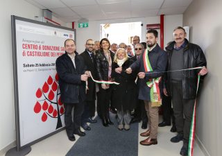 Castiglione dei Pepoli, Bologna. 25/02/2017. Inaugurazione del nuovo Centro di donazione del sangue. 110 metri quadrati al piano terra del Centro Socio-Riabilitativo Residenziale che assicurano la massima accoglienza e sicurezza ai donatori e agli operatori sanitari. Eno Quargnolo, Direttore del Distretto dell’Appennino Bolognese dell’Azienda US. di Bologna. Chiara Gibertoni, Direttore Generale dell’Azienda USL di Bologna. Maurizio Fabbri, Sindaco di Castiglione dei Pepoli. Luca Rizzo Nervo, Presidente della Conferenza Territoriale Sociale e Sanitaria metropolitana di Bologna. Marco Mastacchi, Presidente del Comitato di Distretto dell’Appennino Bolognese. Vanda Randi, Direttore del Centro Regionale Sangue della Regione Emilia-Romagna. Dario Bresciani, Presidente AVIS Provinciale Bologna. Alessandro Santoni Sindaco di San Benedetto Val di Sambro. Simone Righi Assessore Comune di Marzabotto. ARCHIVIO AUSL BOLOGNA foto Paolo Righi/Meridiana Immagini