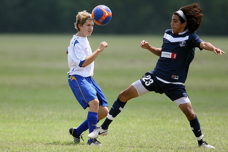 Giochi a calcio e colpisci di testa? Sei a rischio trauma cranico