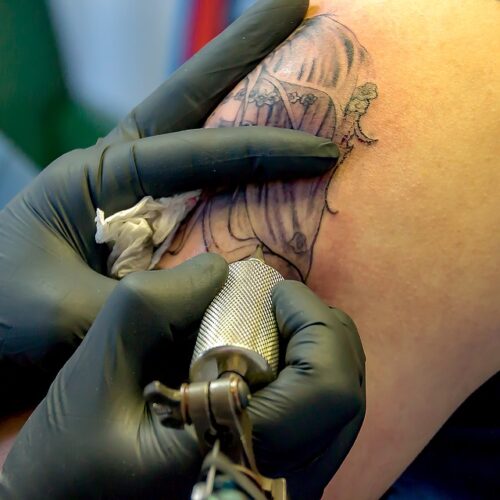 Tatuaggi, gli elementi dell’inchiostro viaggiano nel corpo e arrivano fino ai linfonodi