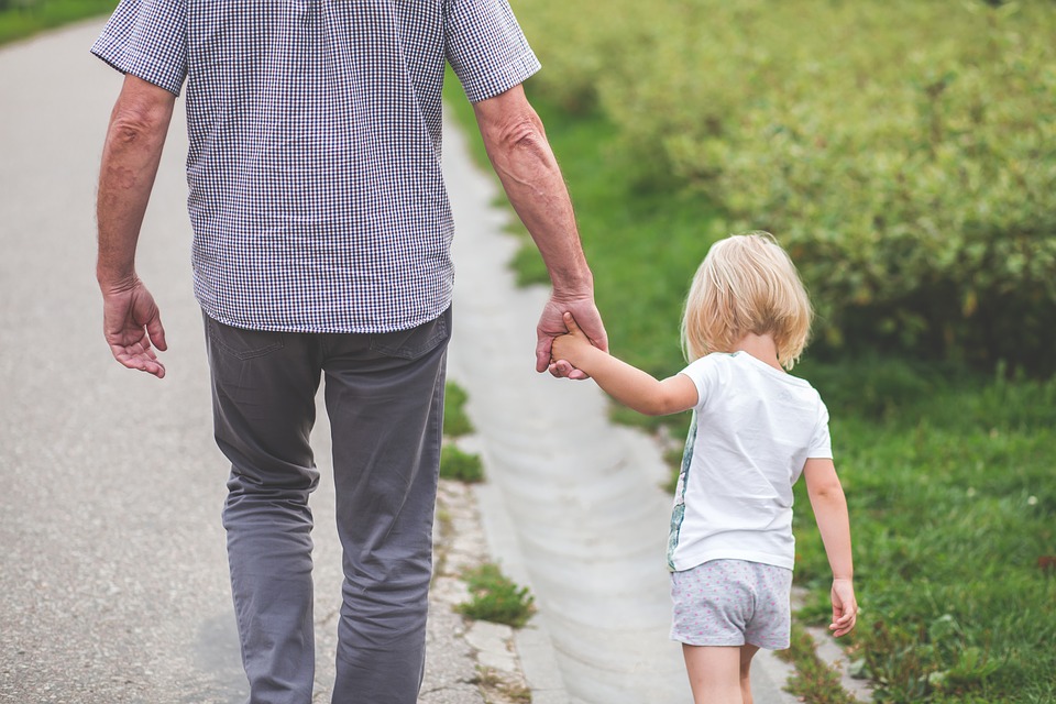 Maternità surrogata, sentenza storica: riconosciuta per due papà gay