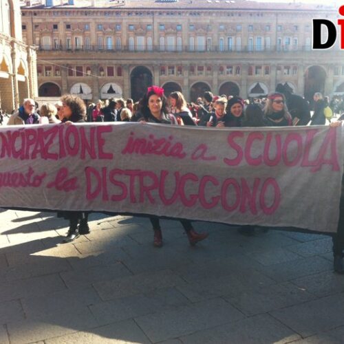 8 marzo, a Bologna lo sciopero ‘rosa’ riempie piazza Maggiore