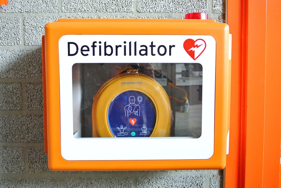 Nei luoghi affollati il defibrillatore ti salva la vita