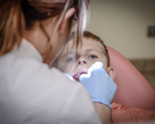 I bambini italiani tornano dal dentista, dopo il periodo nero della crisi economica