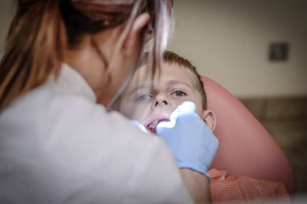 I bambini italiani tornano dal dentista, dopo il periodo nero della crisi economica