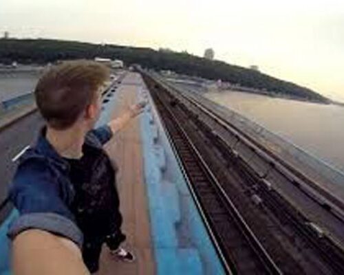 Morire a 13 anni per un selfie con treno in arrivo. L’esperto: “Comportamenti a rischio”