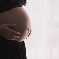 Macchie, nei e smagliature: che succede alla pelle della donna in gravidanza?