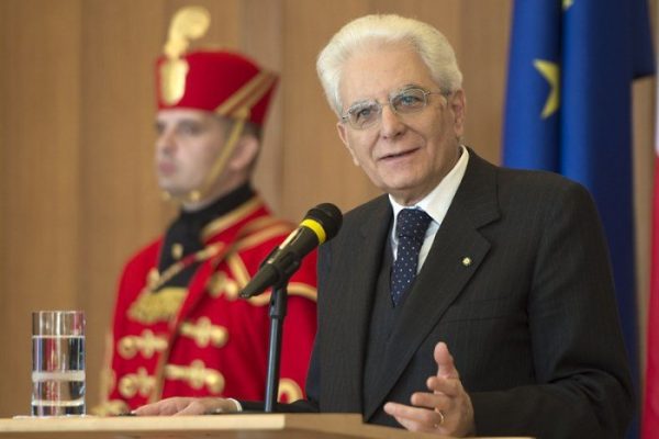 Mattarella: “Le donne danno alla società più di quanto ricevono in cambio”