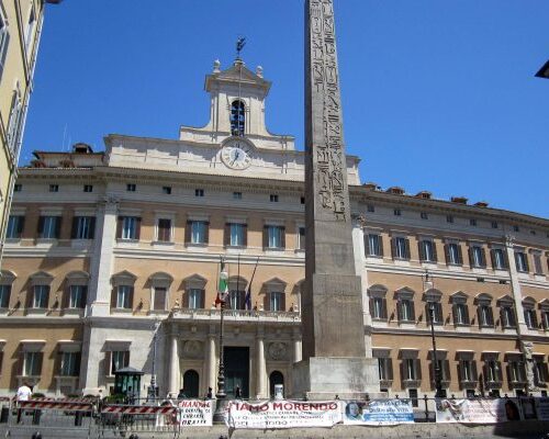 Vaccini, bufera su conferenza alla Camera. Burioni: “Vergogna, bloccatela”