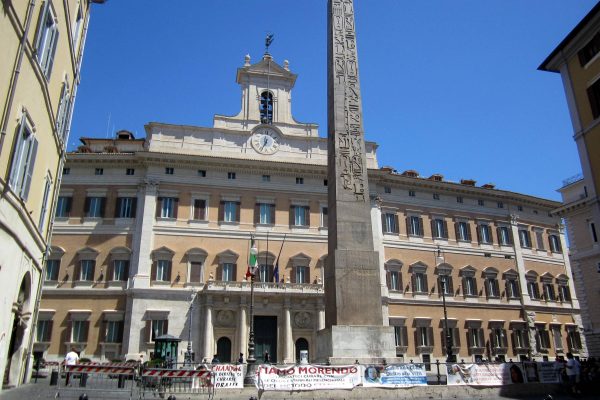 Vaccini, bufera su conferenza alla Camera. Burioni: “Vergogna, bloccatela”