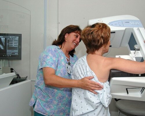 AIOM: 63% italiane sconfigge cancro, ma scarsa adesione screening