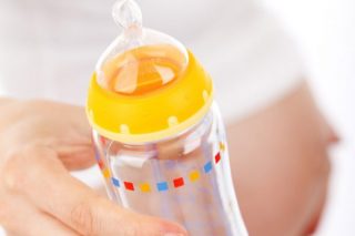 mother-with-a-feeding-bottle-600x400