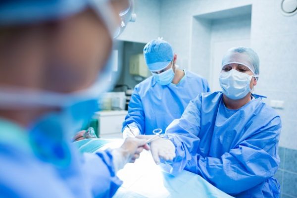 surgeons-performing-operation-in-operation-room_1170-2244-1-600x400