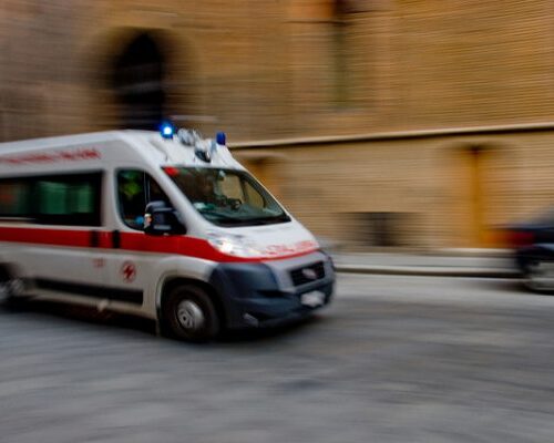 Neonato abbandonato in strada a Torino: muore in ospedale
