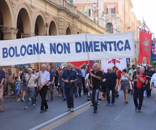 Bologna, 2 Agosto: foto dei soccorsi all’arrivo del corteo