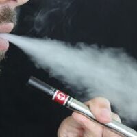 Aipo: “E-cig non innocue e avvicinano al fumo classico”