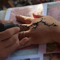 Tatuaggi all’henné: temporanei e bellissimi, ma non del tutto innocui