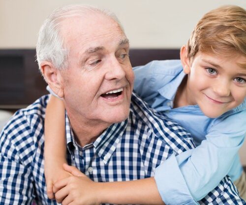 Nonni, lo psicologo: insegnano l’educazione piu’ dei genitori, meno tecnologia più dialogo