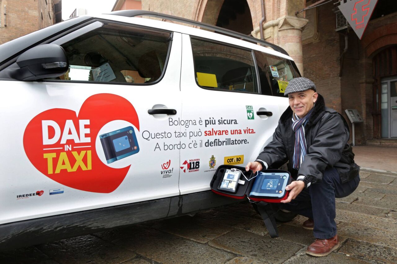 Bologna. Un uomo si sente male, salvato dal droghiere e dal tassista col defibrillatore