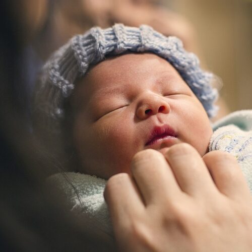 Il sonno dei neonati? Per evitare pericoli metteteli supini e senza strani dispositivi