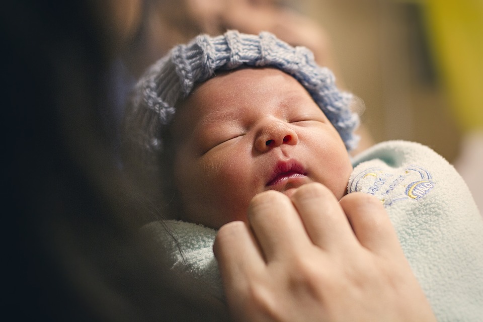 Il sorriso dei neonati? Un misto di benessere fisico ed empatia con chi li guarda negli occhi