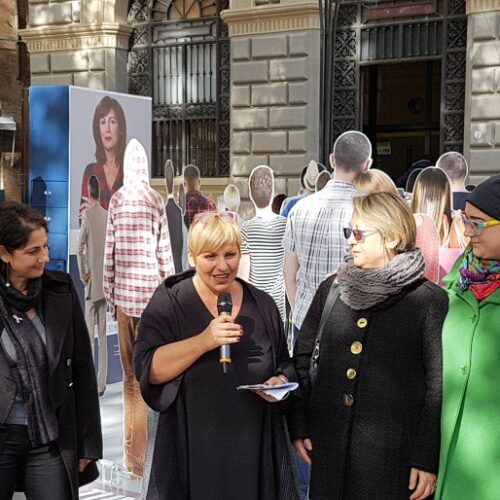 Tumore al seno. “Voltati. Guarda. Ascolta”, la campagna itinerante fa il pieno di emozioni