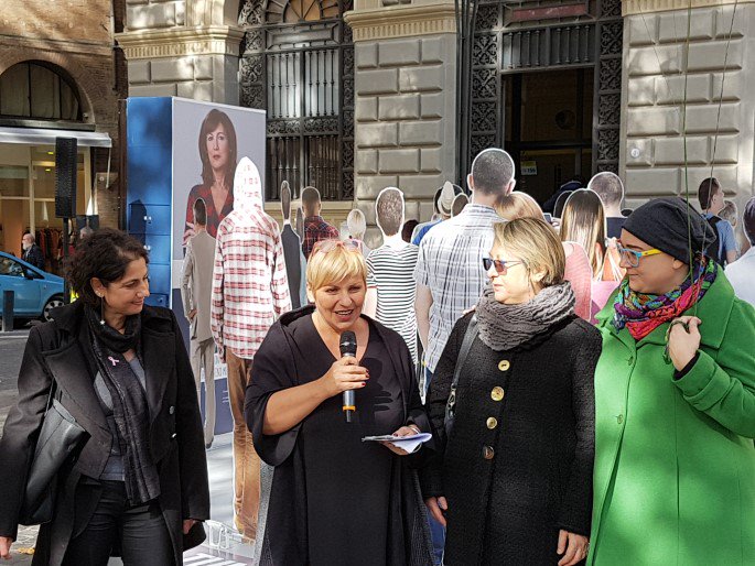 Tumore al seno. “Voltati. Guarda. Ascolta”, la campagna itinerante fa il pieno di emozioni