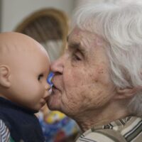 La bambola che aiuta gli anziani con demenza grave