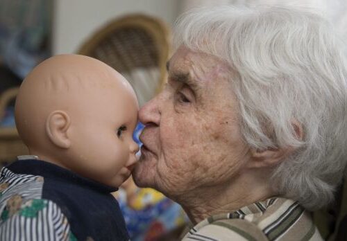 La bambola che aiuta gli anziani con demenza grave