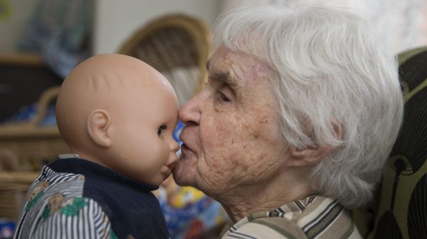 La bambola che aiuta gli anziani con demenza grave