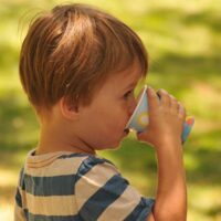 Esperti di tosse: “A Bologna il 61% dei bimbi beve troppo poco”