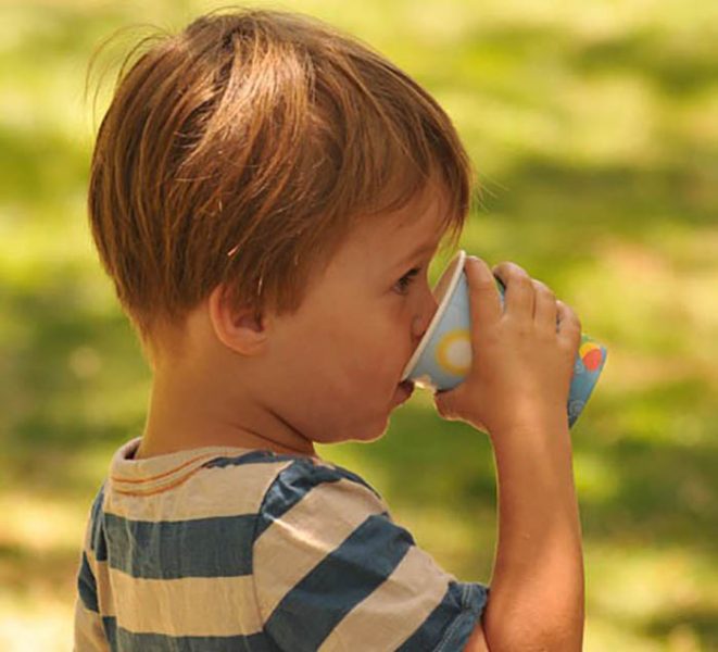 Esperti di tosse: “A Bologna il 61% dei bimbi beve troppo poco”