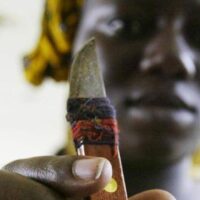 Infibulazione, senza sosta la lotta dell’Amref e dei media contro le mutilazioni genitali femminili