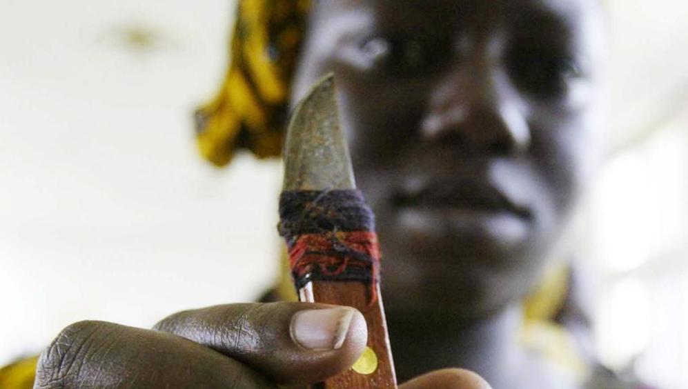 Infibulazione, senza sosta la lotta dell’Amref e dei media contro le mutilazioni genitali femminili
