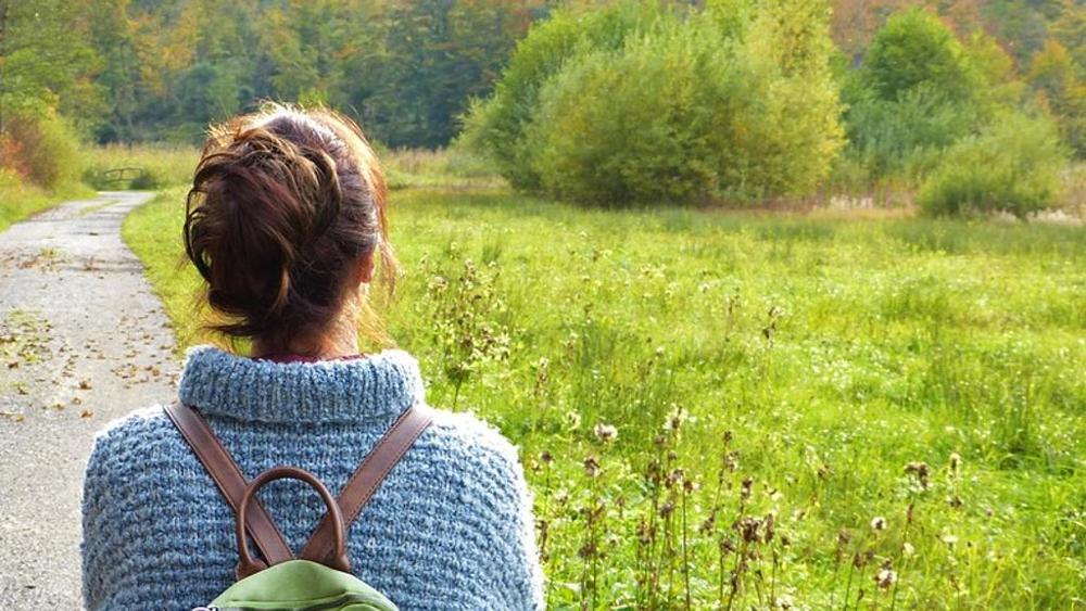 Il dolore della perdita, processo anche fisiologico da lasciare “scorrere”: ecco cosa dice la psicologia