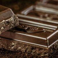 Il cioccolato fa bene, quello con il 70% di cacao può aiutare perfino contro la colite