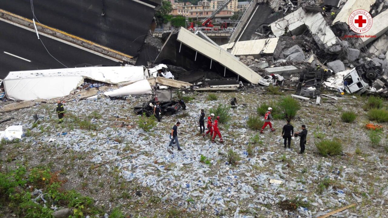 Genova, crolla il ponte Morandi sulla A10