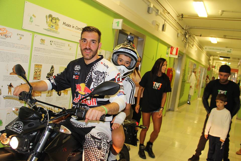 S.Orsola, tutti in sella con Motorsmile. In moto lungo i corridoi dei reparti pediatrici