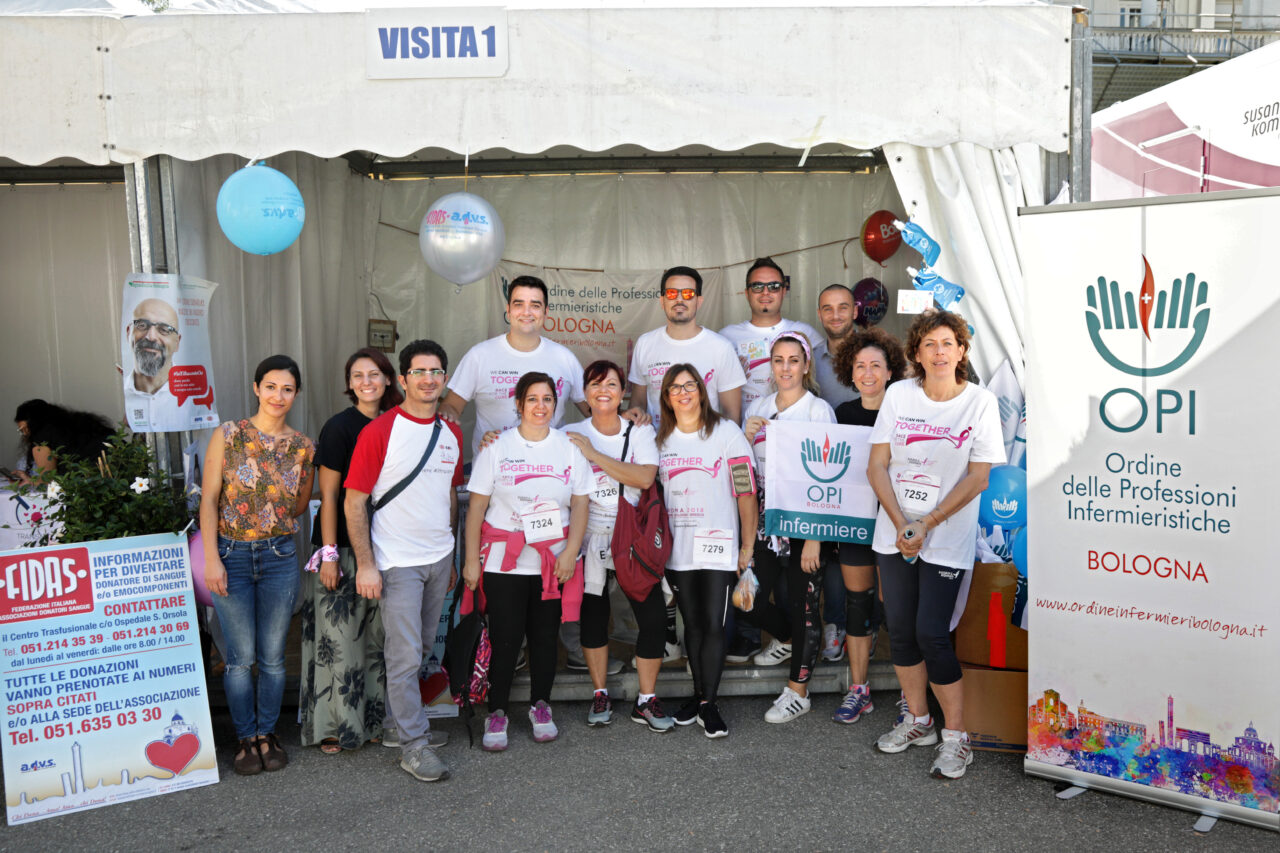 Bologna, 23/09/2018. RACE FOR THE CURE 2018. Gli infermieri di Bologna, in collaborazione con l’Ordine delle Ostetriche e con l’Ordine dei TSRM–PSTRP (Tecnici Sanitari di Radiologia Medica e Professioni Sanitarie Tecniche, della Riabilitazione e della Prevenzione) di Bologna partecipano con una squadra chiamata “T.I.F.O. X TE” (Tecnici di Radiologia e Tecnici sanitari, Infermieri, Fisioterapisti, Ostetriche), con uno stand all’interno dei Giardini Margherita e con la presenza di infermieri all’interno del Villaggio Race a sostegno delle iniziative di prevenzione. Fotografie di Paolo Righi