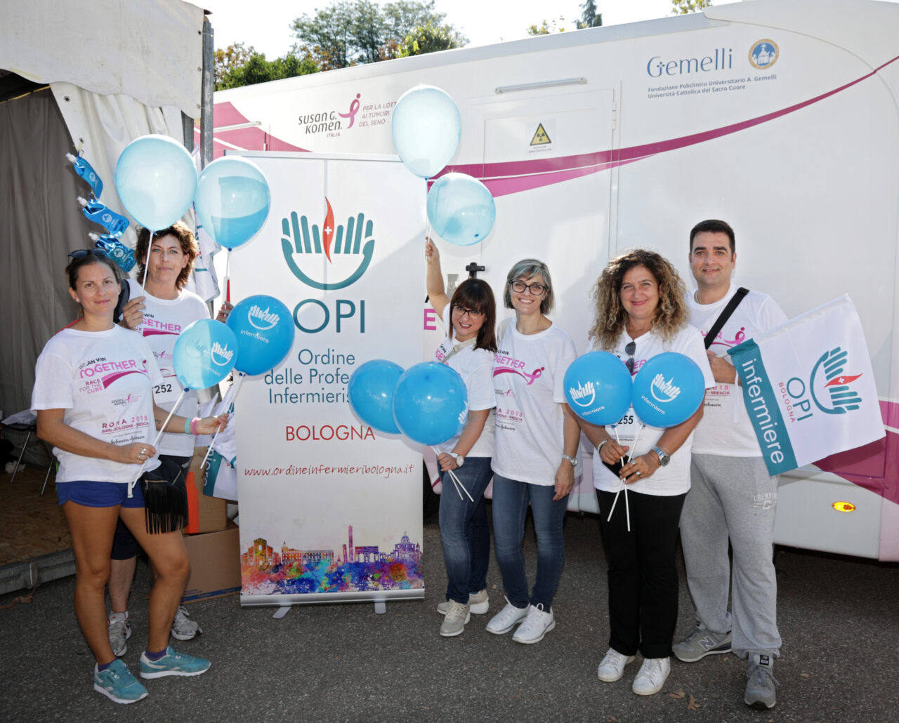 Bologna, 23/09/2018. RACE FOR THE CURE 2018. Gli infermieri di Bologna, in collaborazione con l’Ordine delle Ostetriche e con l’Ordine dei TSRM–PSTRP (Tecnici Sanitari di Radiologia Medica e Professioni Sanitarie Tecniche, della Riabilitazione e della Prevenzione) di Bologna partecipano con una squadra chiamata “T.I.F.O. X TE” (Tecnici di Radiologia e Tecnici sanitari, Infermieri, Fisioterapisti, Ostetriche), con uno stand all’interno dei Giardini Margherita e con la presenza di infermieri all’interno del Villaggio Race a sostegno delle iniziative di prevenzione. Fotografie di Paolo Righi