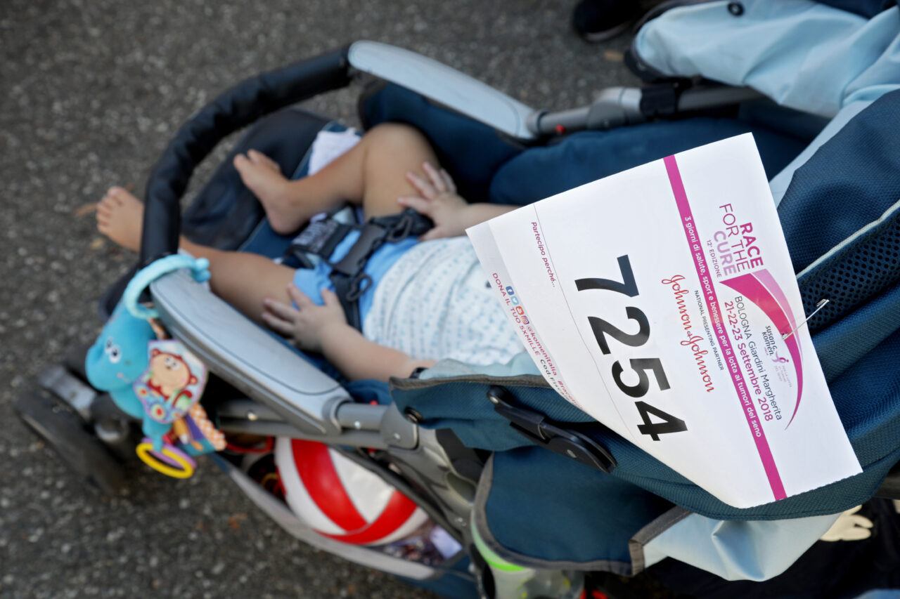 Bologna, 23/09/2018. RACE FOR THE CURE 2018. Gli infermieri di Bologna, in collaborazione con l’Ordine delle Ostetriche e con l’Ordine dei TSRM–PSTRP (Tecnici Sanitari di Radiologia Medica e Professioni Sanitarie Tecniche, della Riabilitazione e della Prevenzione) di Bologna partecipano con una squadra chiamata “T.I.F.O. X TE” (Tecnici di Radiologia e Tecnici sanitari, Infermieri, Fisioterapisti, Ostetriche), con uno stand all’interno dei Giardini Margherita e con la presenza di infermieri all’interno del Villaggio Race a sostegno delle iniziative di prevenzione. Fotografie di Paolo Righi