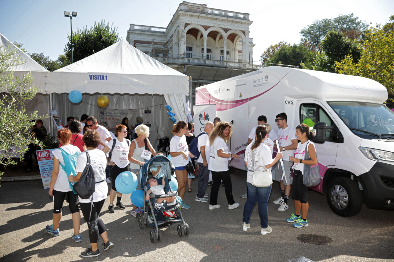 Bologna, 23/09/2018. RACE FOR THE CURE 2018. Gli infermieri di Bologna, in collaborazione con l’Ordine delle Ostetriche e con l’Ordine dei TSRM–PSTRP (Tecnici Sanitari di Radiologia Medica e Professioni Sanitarie Tecniche, della Riabilitazione e della Prevenzione) di Bologna partecipano con una squadra chiamata “T.I.F.O. X TE” (Tecnici di Radiologia e Tecnici sanitari, Infermieri, Fisioterapisti, Ostetriche), con uno stand all’interno dei Giardini Margherita e con la presenza di infermieri all’interno del Villaggio Race a sostegno delle iniziative di prevenzione. Fotografie di Paolo Righi