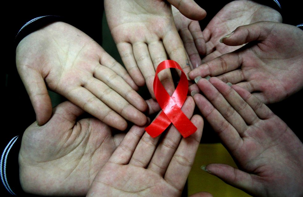 Aids, Iss: “In Italia 130 mila persone con l’Hiv, più uomini”