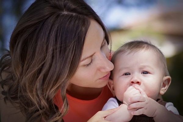 Ogni anno in Italia 50 bimbi muoiono soffocati. Ecco i consigli per i genitori